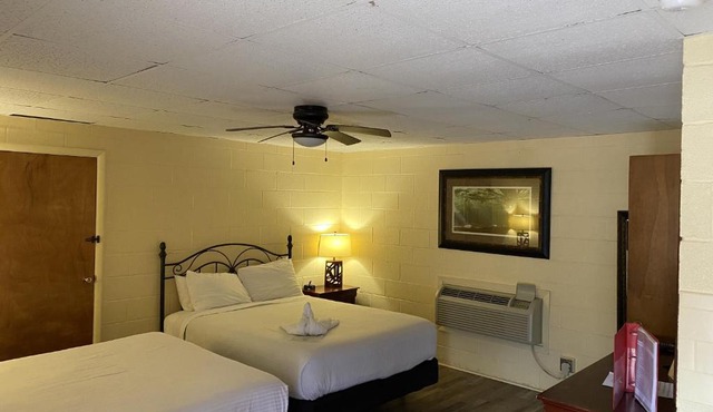 JI9 - Queen Guest Room at the Joplin Inn
