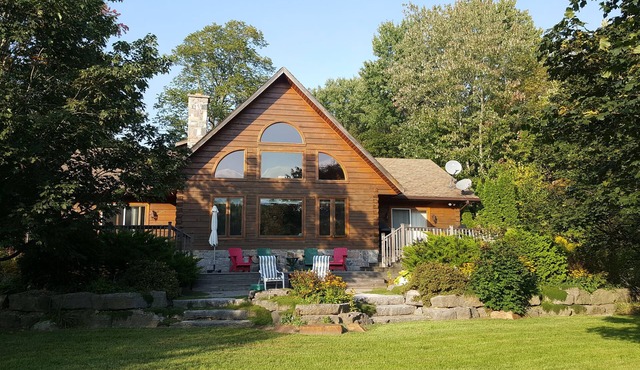Kawartha Lakes Log Home Coboconk - perfect family spot, lawn, beach, and deck