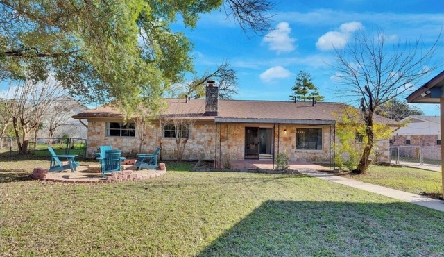 [KC] Spacious 4-BD house, fenced yard & fire pit - great for large groups!