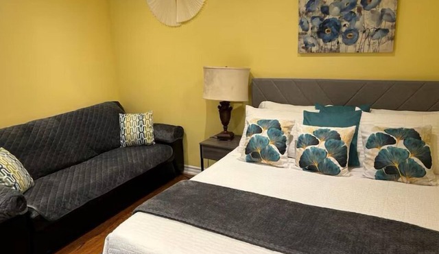 Kerry's Cozy home in welcoming Brampton with WiFi, AC