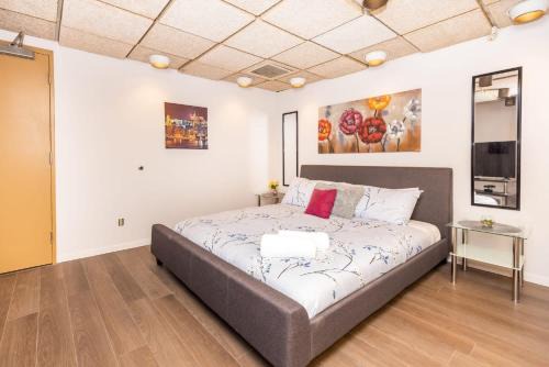 King Bed Studio Apartment - Near Chinatown