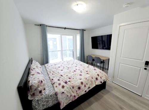 King Bed TV Private Ensuite Retreat Bathroom or Economical Double Bed Room