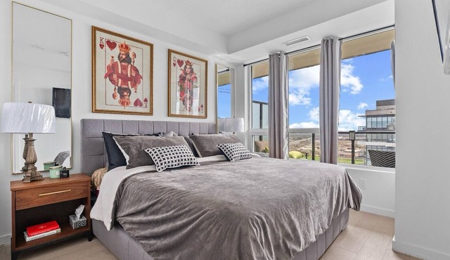 King Queen Beds, Deep tub, Huge Balcony near Pickering Casino