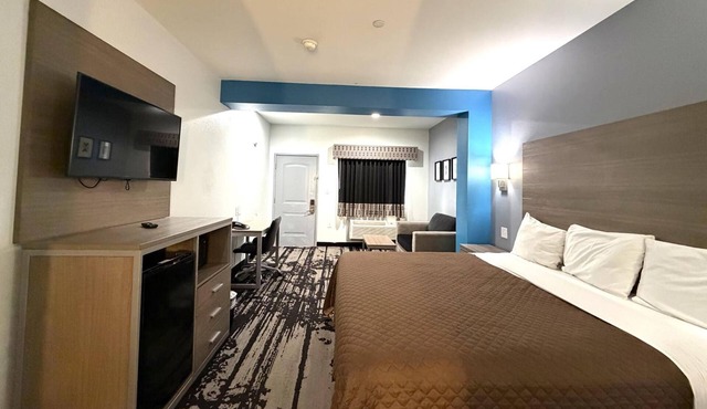 King Room | Great Budget Stay Near Six Flags Hurricane Harbor Splashtown - 3.7mi