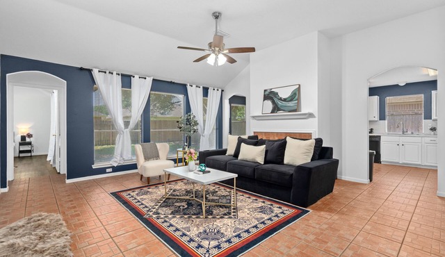 King sized bed Driveaway parking Private Backyard