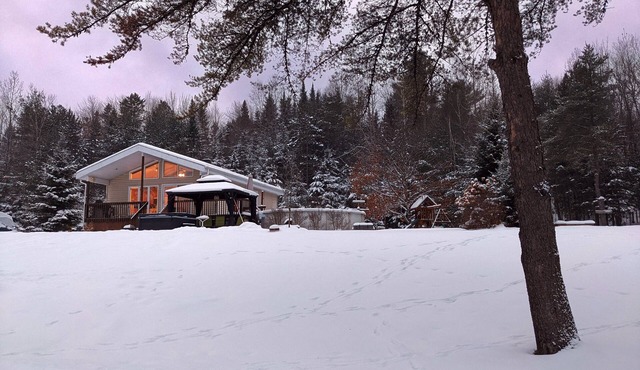 La Quiétude des Trois-Lacs | Spa and Heated Pool in front of the Lake