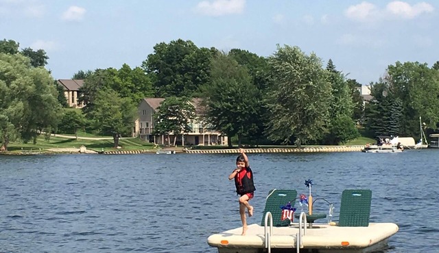 Lake Front Cottage on Woodland Lake with private beach, boat and jet ski docks.