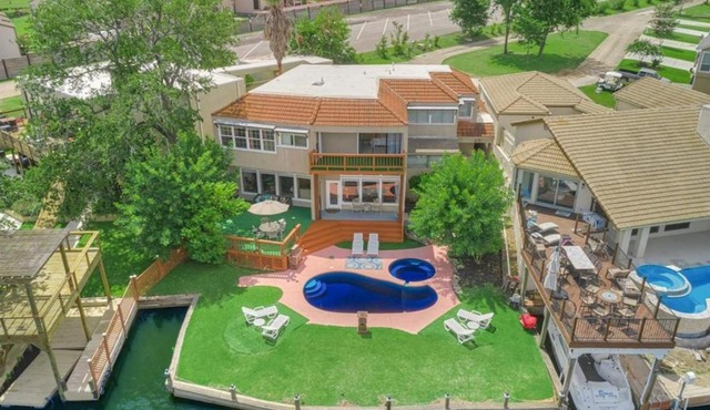 Lake front retreat with pool, spa, golf, fishing, boat slip, 4 bed, 4 bath sleeps 21