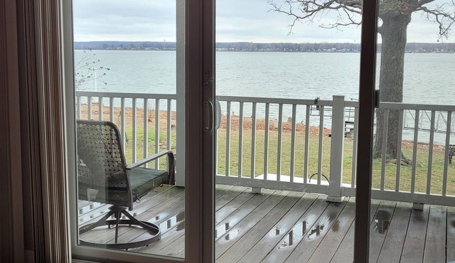 Lake Frontage home with private dock, Relax-Refresh-Renew, Sleeps 10.