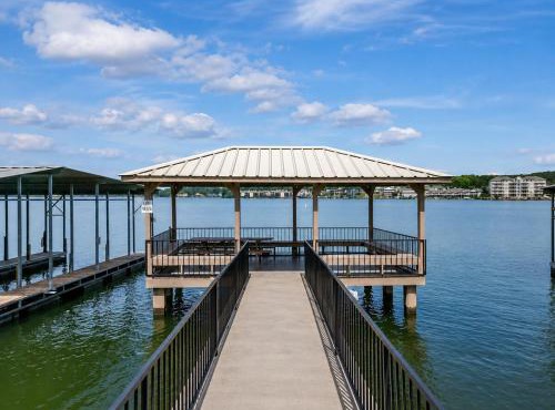 Lake Hamilton Haven: Top-Floor Condo with Boat Slip, Pool & Pickleball