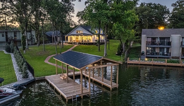 Lake Hamilton Waterfront Modern Farmhouse w/HotTub