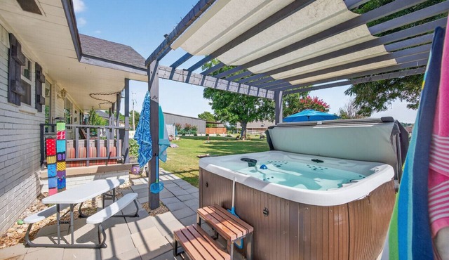 Lake Texoma 4BR Retreat | Hot Tub & Fire Pit