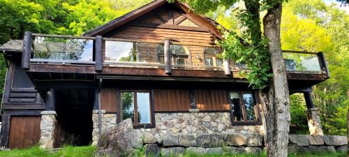 Lake views, spa, king bed, Golf Club amenities