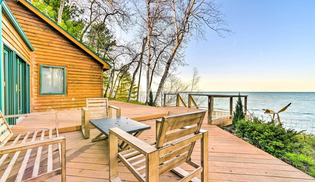 Lakefront Applegate Retreat w/Private Beach! in Applegate