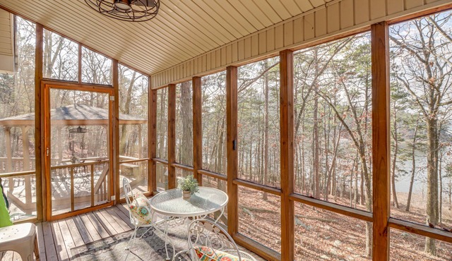 Lakefront Arkansas Home w/Deck, Grill & Cornhole!