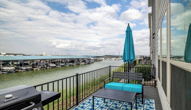 Lakefront, Boating + Private Deck - Marina Views