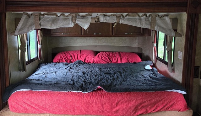 Lakefront cabin and camper for 2 adults. Weekly rental Friday 4pm to Friday 11am