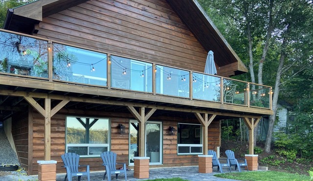 Lakefront Cottage with sandy walk in and stunning views!