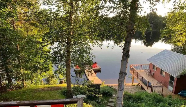 Lakefront cottage getaway. Dock by day, fire by night!