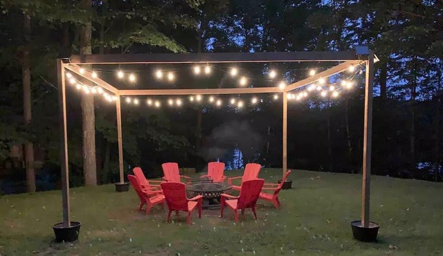 Lakefront cottage getaway. Dock by day, fire by night!