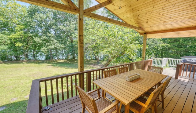Lakefront Escape w/Hot Tub, Fire Pit & Kayaks
