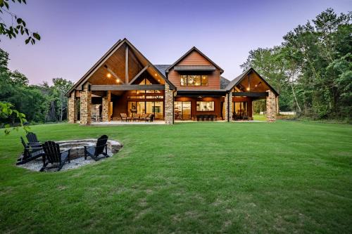 Lakefront Estate on 26 Acres: Hot Tub & Games