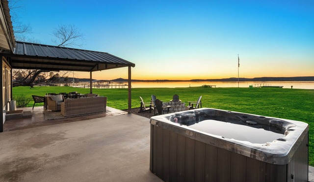 Lakefront Gem w/Hot Tub & Game Room in Graford