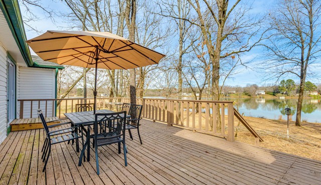 Lakefront Home w/Yard & Deck in North Little Rock