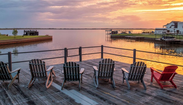 Lakefront Villa Infinity Pool + Hot Tub Dock Kayaks 6BR near Dallas