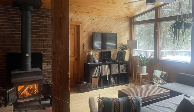 Lakeside wooden cottage, 10km from Wakefield & 5 minutes from Gatineau Park