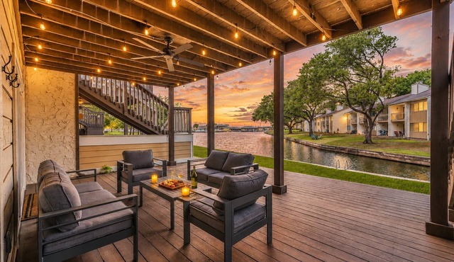 Lakeside Getaway *Quiet Canal* Park Your Boat - 4 Bed Townhouse by EverSan Cooper Getaways