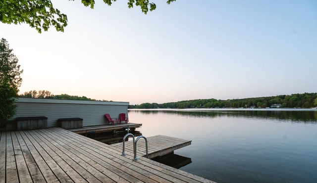 Lakeside Haven With Firepit & Bbq: Waterfront Cottage for Unforgettable Retreat