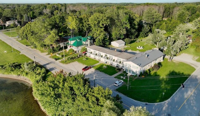 Lakeside Inn