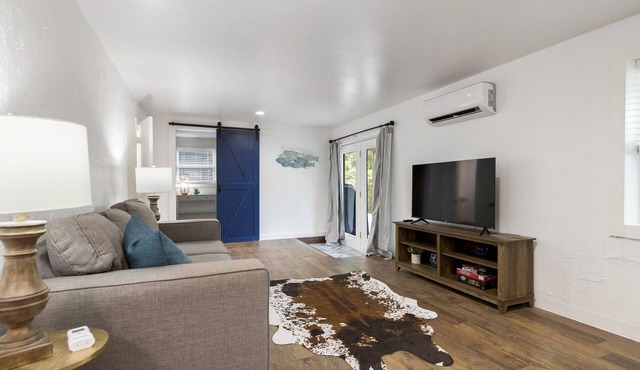 LAKEVIEW- Newly updated, minutes to marina