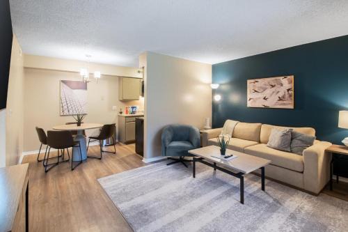 Landing Beautiful 1BD Pool Gym