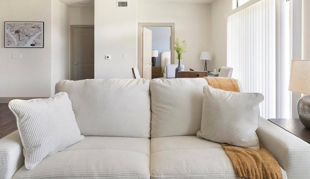 Landing | Beautiful 2BD, Clubhouse, Gym