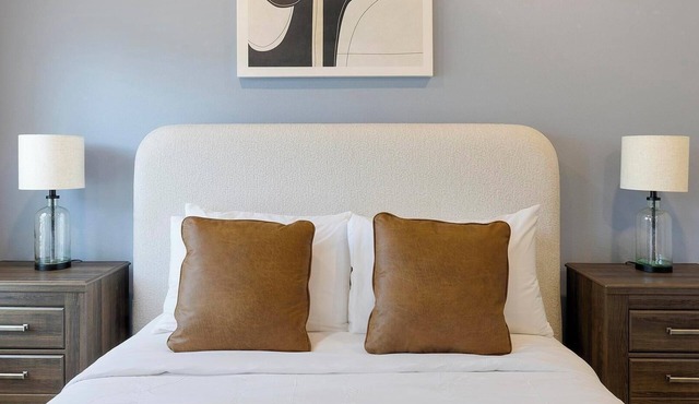Landing | Chic 2BD, Clubhouse, Game Room