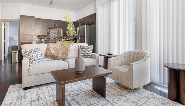 Landing | Chic 2BD, Gym