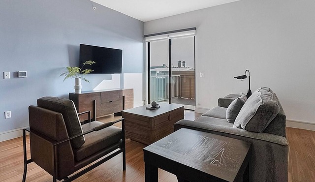 Landing | Spectacular 2BD, Tennis Court, Gym