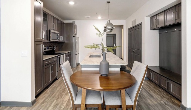 Landing | Stunning 2BD, Gym, Game Room