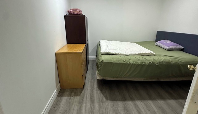 Large 1-Bedroom | King Bed | Full Kitchen & Bath | Near Ontario Tech