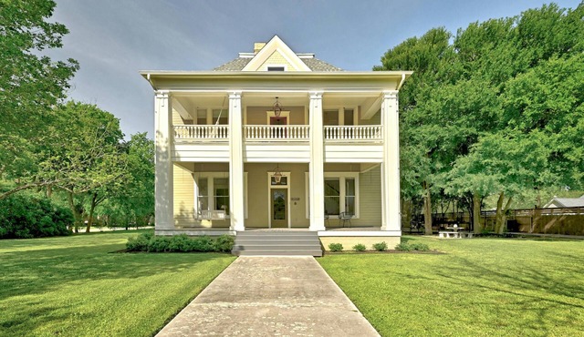 Large and historical 3BR/3BA - walking distance to Courthouse Square