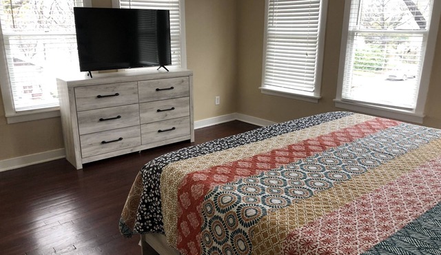 Large Apt w Comfortable King Bed, close to Downtown Dallas