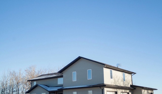Large Family Oriented Home- escape from the city and enjoy the SK countryside!