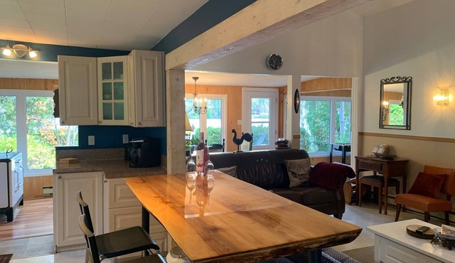 Large, intimate cottage on Lac Docteur