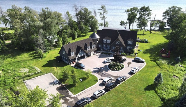 Large Lake Simcoe Cottage 8 Bedrooms