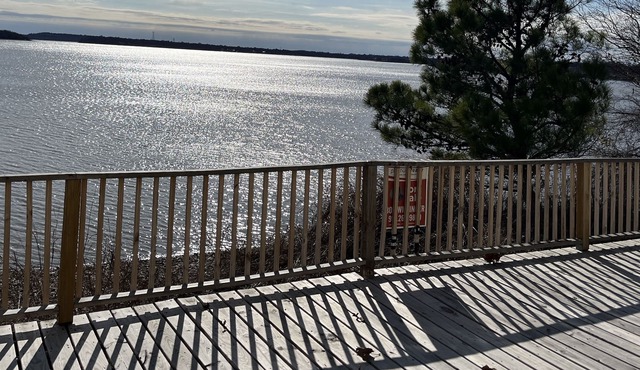 Large Lakefront Deck for outdoor fun! Four Bedroom, 3 Bath, sleeps 12❣️