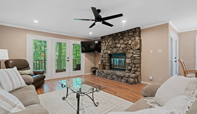 Large Luxurious 3/3 Lake Home