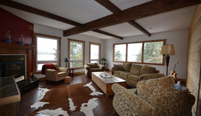 Large, Private 3 Bedroom Family Retreat Surrounded by Crown Land