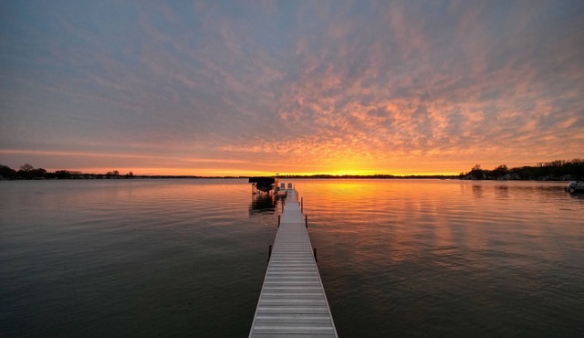 Large Lakefront Retreat – Sleeps 17+